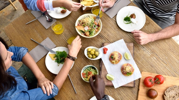 gente comiendo en la mesa